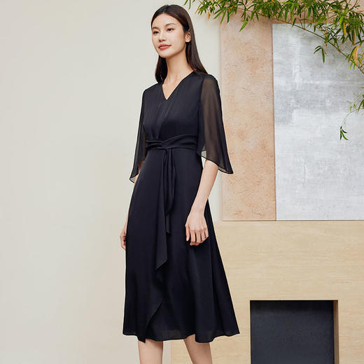 玳莎真丝V领连衣裙2024年夏季新款轻奢气质收腰显瘦桑蚕丝小黑裙  EB35303 商品图1
