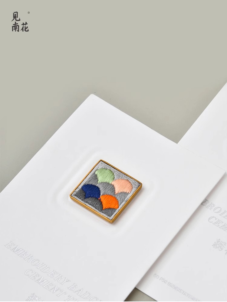 见南花 | 刺绣黄铜花砖胸章 齐针丝绣创意配饰徽章礼物定制logo