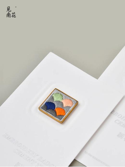 见南花 | 刺绣黄铜花砖胸章 齐针丝绣创意配饰徽章礼物定制logo 商品图0