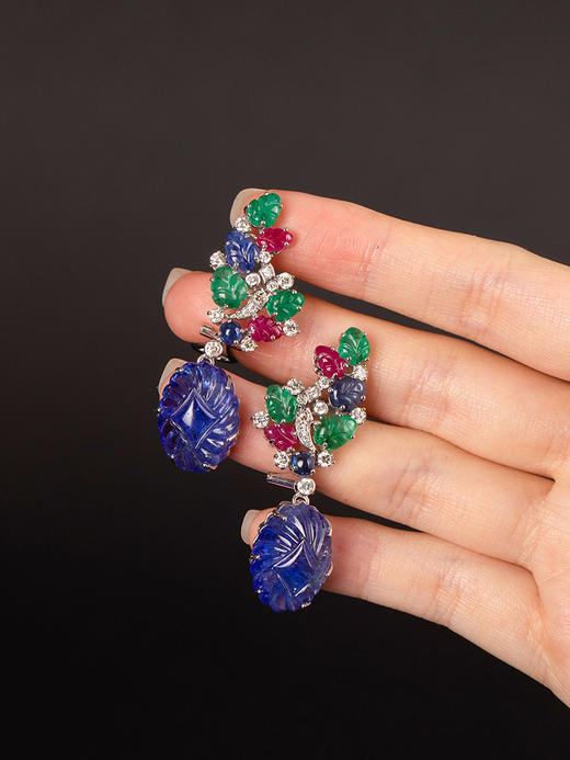 独角鹿西洋古董1970-1980年代英国出品「Tutti Frutti」水果锦囊风格18K白金镶嵌钻石祖母绿红蓝宝石耳环一对 商品图1