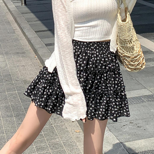 【绽放美丽！甜美碎花】韩系复古碎花小短裙，蛋糕裙配上高腰显瘦A字裙设计，充满韩系复古风。选择黑白两色，清新自然又不失气质。穿上这条裙子，真正的仙女范儿！ 商品图2
