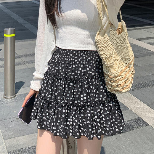 【绽放美丽！甜美碎花】韩系复古碎花小短裙，蛋糕裙配上高腰显瘦A字裙设计，充满韩系复古风。选择黑白两色，清新自然又不失气质。穿上这条裙子，真正的仙女范儿！ 商品图4