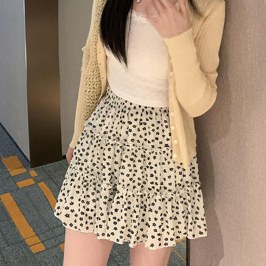 【绽放美丽！甜美碎花】韩系复古碎花小短裙，蛋糕裙配上高腰显瘦A字裙设计，充满韩系复古风。选择黑白两色，清新自然又不失气质。穿上这条裙子，真正的仙女范儿！ 商品图1
