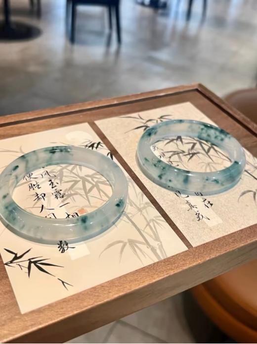 🍅【珀派霖菲高冰独龙玉冰种飘花手镯】✅ TOP媲美百W翡翠!玻璃种飘蓝花~🍂一件毕业!温婉仙仙灵韵雅致!水头足光亮度好，高冰透高货🌸 商品图1