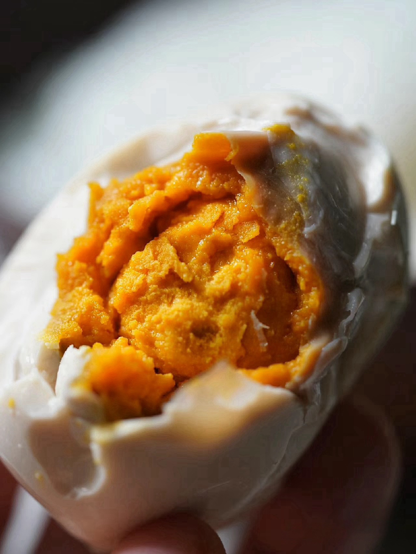 青皮侠鸭蛋 翻沙的蛋黄，不齁闲的蛋白，一口上头