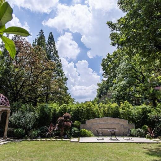 独门独栋的花园式含草坪饭店 商品图0