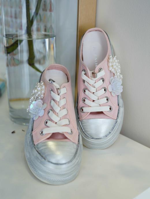 花花团特别定制——艺术手工感擦色一脚蹬帆布拖鞋  重工钉珠工艺精致美观  优雅特别、俏皮灵动 里垫牛皮、柔软加厚脚垫 懒人必备 好穿好走 三色可选、经典穿搭好物 商品图2