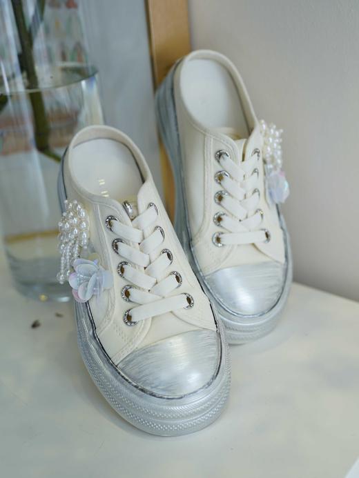 花花团特别定制——艺术手工感擦色一脚蹬帆布拖鞋  重工钉珠工艺精致美观  优雅特别、俏皮灵动 里垫牛皮、柔软加厚脚垫 懒人必备 好穿好走 三色可选、经典穿搭好物 商品图12