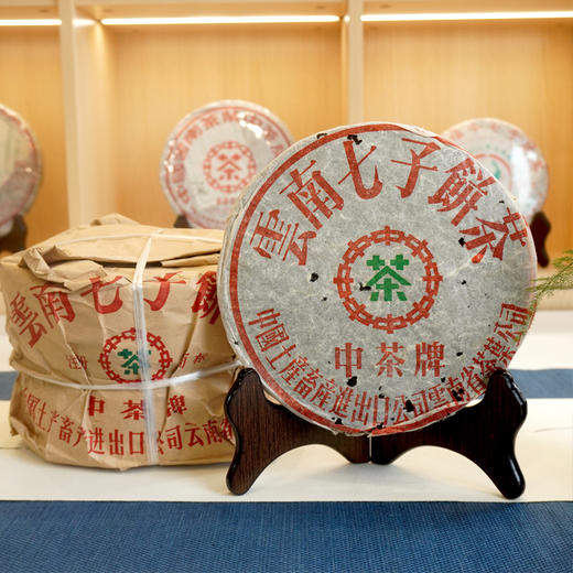 【99无飞铁明星老下关】1999年中茶牌老下关无飞铁饼 繁体云 高脚七 中茶绿印标经典版真品老下关铁饼老生茶 真品干仓 一片的价格 商品图2