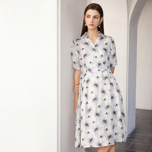 【V领真丝拼接连衣裙】24年春夏新品女士时尚植物印花中长款连衣裙 商品图2