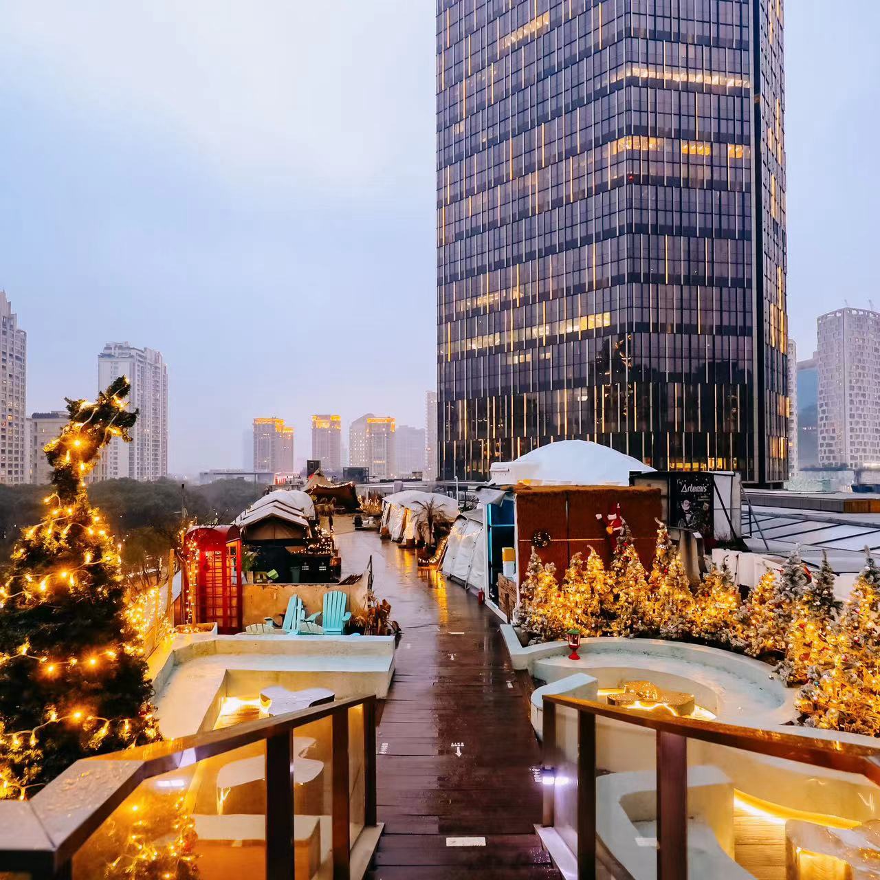 可以直接看到东方明珠的屋顶露营地