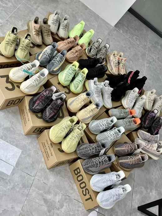 穿椰子的季节到了~ 高版本yeezy350 多种配色可选 原厂巴斯夫真爆大底   每个人鞋柜都必备一双鞋款鞋子吧 上脚舒适感绝了，搭配也是简单 争取到一批特价 工厂套现机会难得!! 商品图0