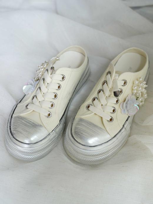 花花团特别定制——艺术手工感擦色一脚蹬帆布拖鞋  重工钉珠工艺精致美观  优雅特别、俏皮灵动 里垫牛皮、柔软加厚脚垫 懒人必备 好穿好走 三色可选、经典穿搭好物 商品图14