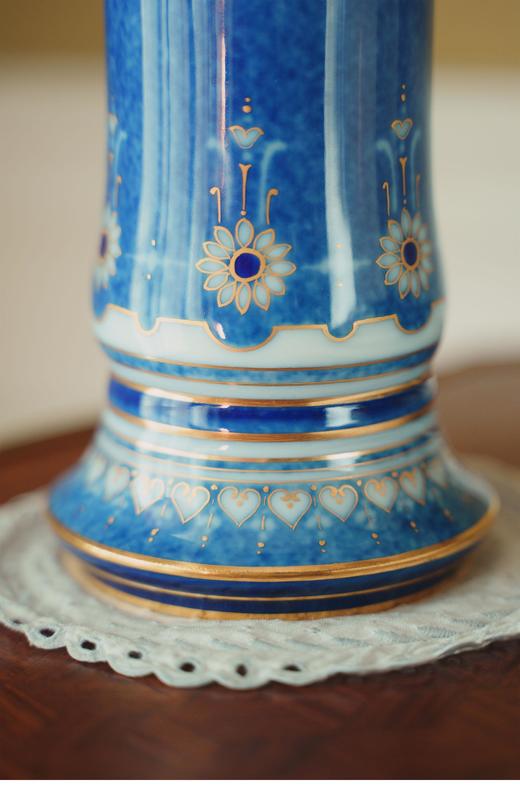 【已售】独角鹿西洋古董1892年代法国出品手绘描金花卉纹经典云朵蓝花觚一对 商品图3