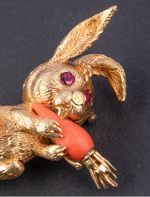 独角鹿西洋古董1960年代法国出品18K黄金镶嵌红宝石珊瑚精雕兔子造型胸针 商品图2