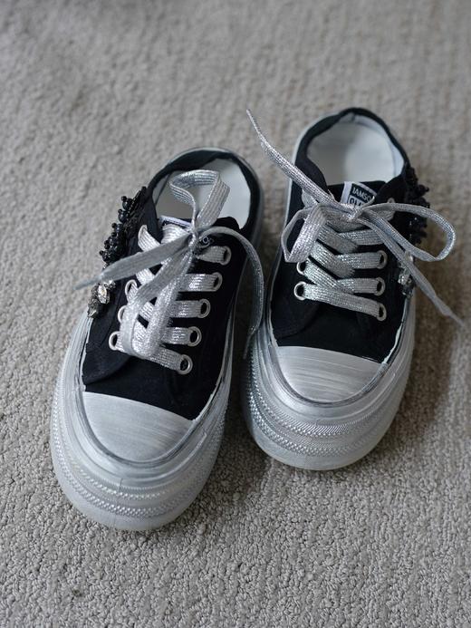 花花团特别定制——艺术手工感擦色一脚蹬帆布拖鞋  重工钉珠工艺精致美观  优雅特别、俏皮灵动 里垫牛皮、柔软加厚脚垫 懒人必备 好穿好走 三色可选、经典穿搭好物 商品图13