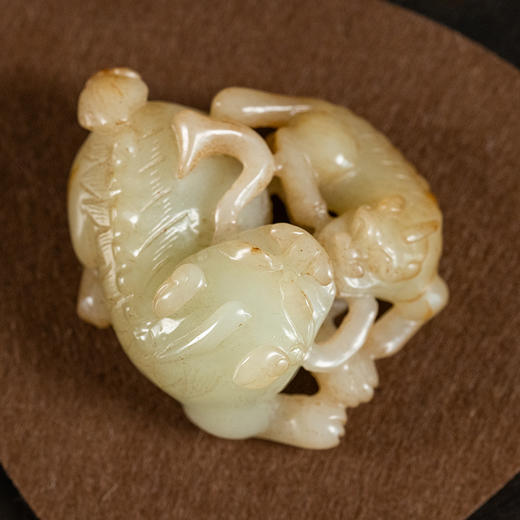 清 玉雕子母瑞兽把件 商品图1