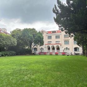 带有草坪的文物建筑的老洋房