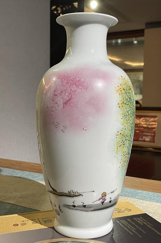 釉上新彩春江图赏瓶 商品图0