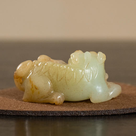 清 玉雕子母瑞兽把件 商品图3