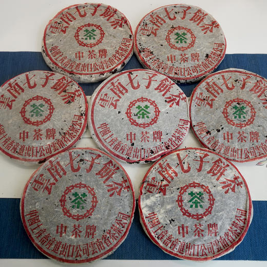【99无飞铁明星老下关】1999年中茶牌老下关无飞铁饼 繁体云 高脚七 中茶绿印标经典版真品老下关铁饼老生茶 真品干仓 一片的价格 商品图3
