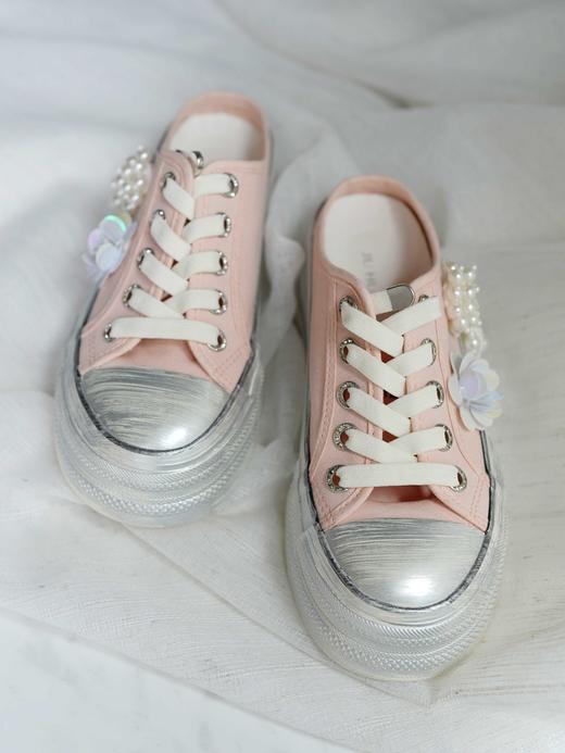 花花团特别定制——艺术手工感擦色一脚蹬帆布拖鞋  重工钉珠工艺精致美观  优雅特别、俏皮灵动 里垫牛皮、柔软加厚脚垫 懒人必备 好穿好走 三色可选、经典穿搭好物 商品图4