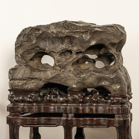 清 灵璧石"岫岩水月禅心"文房赏石（红木高座）