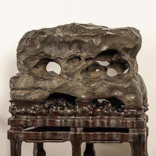 清 灵璧石"岫岩水月禅心"文房赏石（红木高座） 商品图0