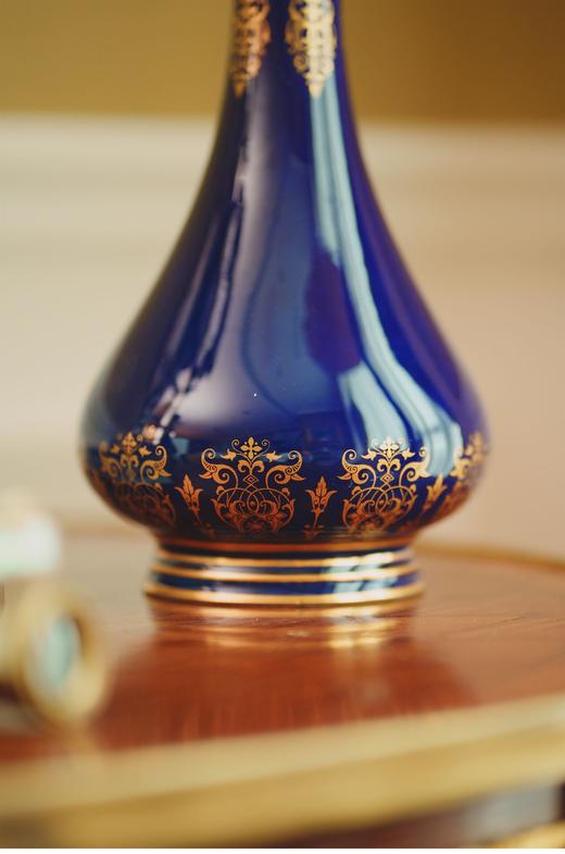 独角鹿西洋古董1884年代法国出品帝王蓝釉手绘描金瓷瓶一对 商品图2