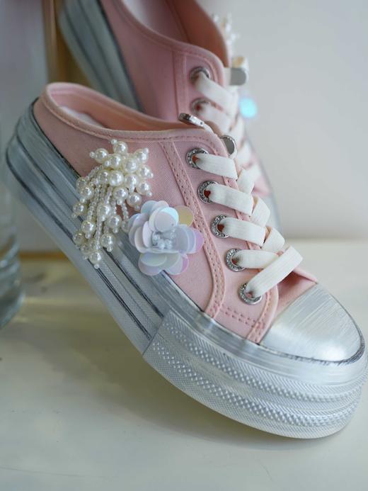 花花团特别定制——艺术手工感擦色一脚蹬帆布拖鞋  重工钉珠工艺精致美观  优雅特别、俏皮灵动 里垫牛皮、柔软加厚脚垫 懒人必备 好穿好走 三色可选、经典穿搭好物 商品图8