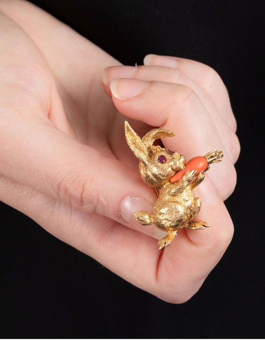 独角鹿西洋古董1960年代法国出品18K黄金镶嵌红宝石珊瑚精雕兔子造型胸针 商品图1