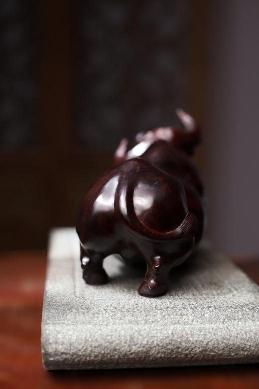 牛气冲天°小叶紫檀木雕摆件 商品图4