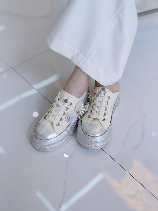 花花团特别定制——艺术手工感擦色一脚蹬帆布拖鞋  重工钉珠工艺精致美观  优雅特别、俏皮灵动 里垫牛皮、柔软加厚脚垫 懒人必备 好穿好走 三色可选、经典穿搭好物 商品图6