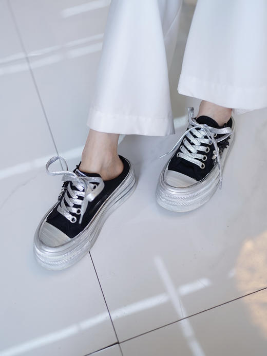 花花团特别定制——艺术手工感擦色一脚蹬帆布拖鞋  重工钉珠工艺精致美观  优雅特别、俏皮灵动 里垫牛皮、柔软加厚脚垫 懒人必备 好穿好走 三色可选、经典穿搭好物 商品图10