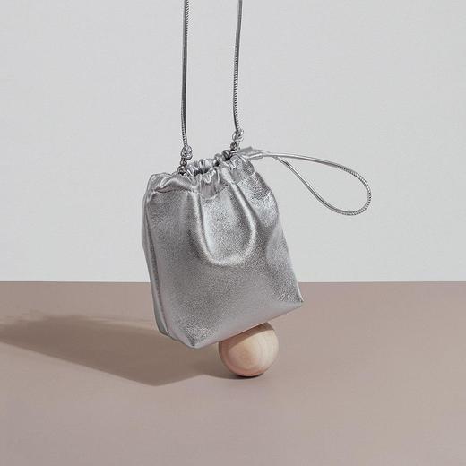 韩系小羊皮迷你福袋包软皮褶皱抽绳手拎水桶包新款银色真皮斜挎包 商品图1