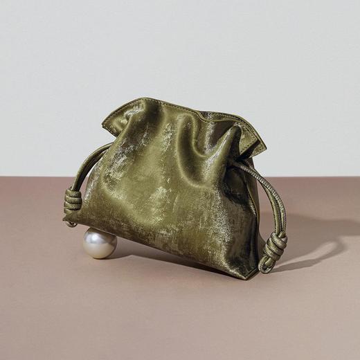 新中式绸缎牛皮抽绳福袋包国风复古褶皱斜挎云朵包高级感真皮女包 商品图2