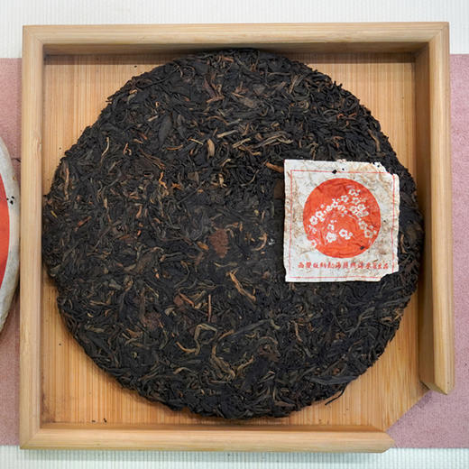 2005年501批次兴海茶厂梅花饼布朗生态贡饼  品质老生茶轻烟香好回甘 干仓真品 商品图9