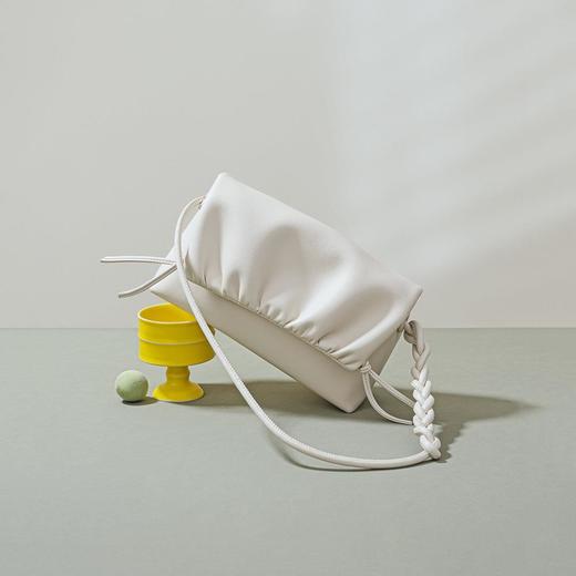 新款韩系褶皱云朵包 ins时尚百搭抽绳斜挎包小众设计真皮单肩包女 商品图2