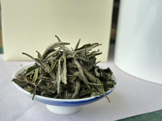 福鼎白茶｜【白牡丹】2020年高级花香白牡丹，一芽一二叶，白毫满披，花香馥郁，滋味醇厚，韵味十足，坚持每日一杯，对健康大有裨益～轻奢圆筒罐装，密封防潮防异味性能高，馈赠收藏自饮俱佳，规格150g*1罐 商品图2