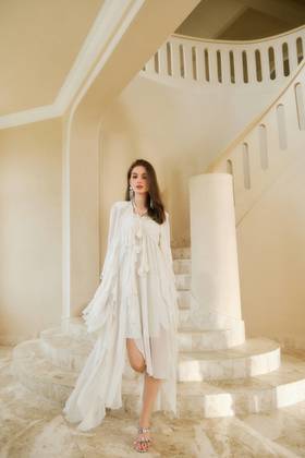 白色顺纡绉波浪长飘带中袖外搭上衣