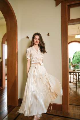 香槟色水光亮纱花瓣飘带高腰半裙