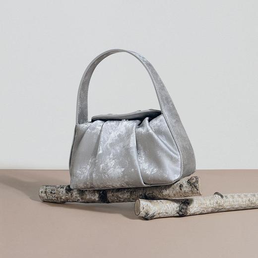 新中式云朵包国风绸缎牛皮高级感褶皱手提包2024新款真皮斜挎包女 商品图0