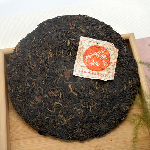 2005年501批次兴海茶厂梅花饼布朗生态贡饼  品质老生茶轻烟香好回甘 干仓真品 商品图10