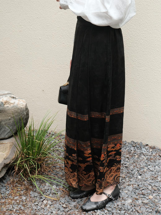 盛唐婧 |真丝香云纱重缎马面裙-黑色 商品图4