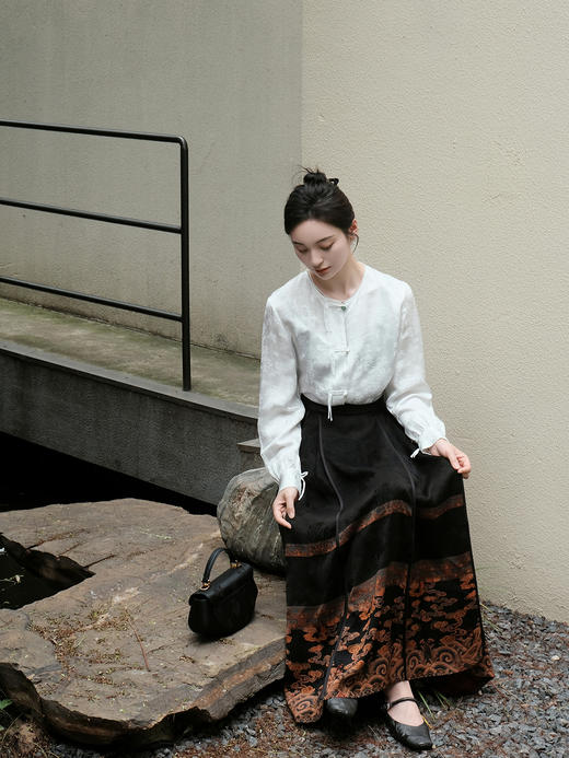 盛唐婧 |真丝香云纱重缎马面裙-黑色 商品图6