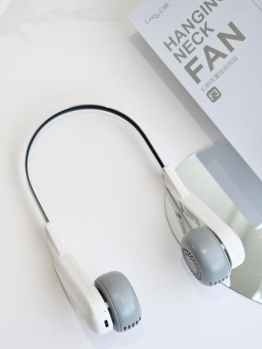 户外必备❗夏日移动小空调❗【幻响挂脖风扇】正品授权❤️无噪音，续航久，随时降温❄️解放双手的清凉 ✅隐藏式出风口，不绞头发，安全性高 ✅可旋转出风，想吹哪里就吹哪里 ✅体积轻盈仅140g，久挂不累脖子 商品图1