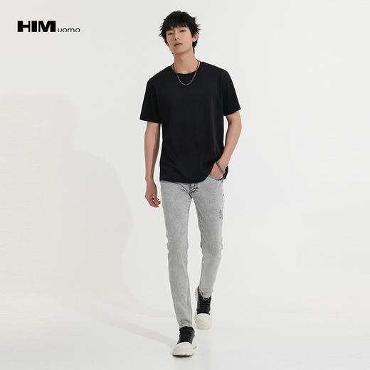 HIM漢崇 潮流字母压花T恤男舒适透气休闲白色短袖体恤衫 2026夏季 商品图1