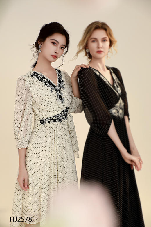 HJ2S78_皓色/漆黑色_连衣裙_夏季_显高百搭波点刺绣 V 领收腰系带 A 字中长裙_高级女装_BERNIEELEN 伯妮斯茵 商品图0