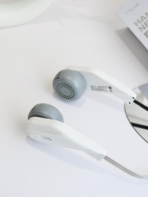 户外必备❗夏日移动小空调❗【幻响挂脖风扇】正品授权❤️无噪音，续航久，随时降温❄️解放双手的清凉 ✅隐藏式出风口，不绞头发，安全性高 ✅可旋转出风，想吹哪里就吹哪里 ✅体积轻盈仅140g，久挂不累脖子 商品图7