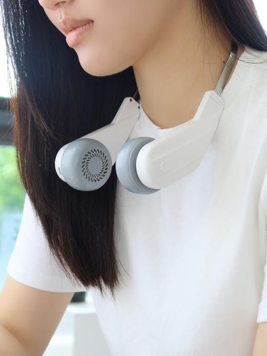 户外必备❗夏日移动小空调❗【幻响挂脖风扇】正品授权❤️无噪音，续航久，随时降温❄️解放双手的清凉 ✅隐藏式出风口，不绞头发，安全性高 ✅可旋转出风，想吹哪里就吹哪里 ✅体积轻盈仅140g，久挂不累脖子 商品图4